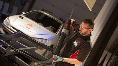 Carglass®  Colle à séchage rapide, c'est plus rapidement